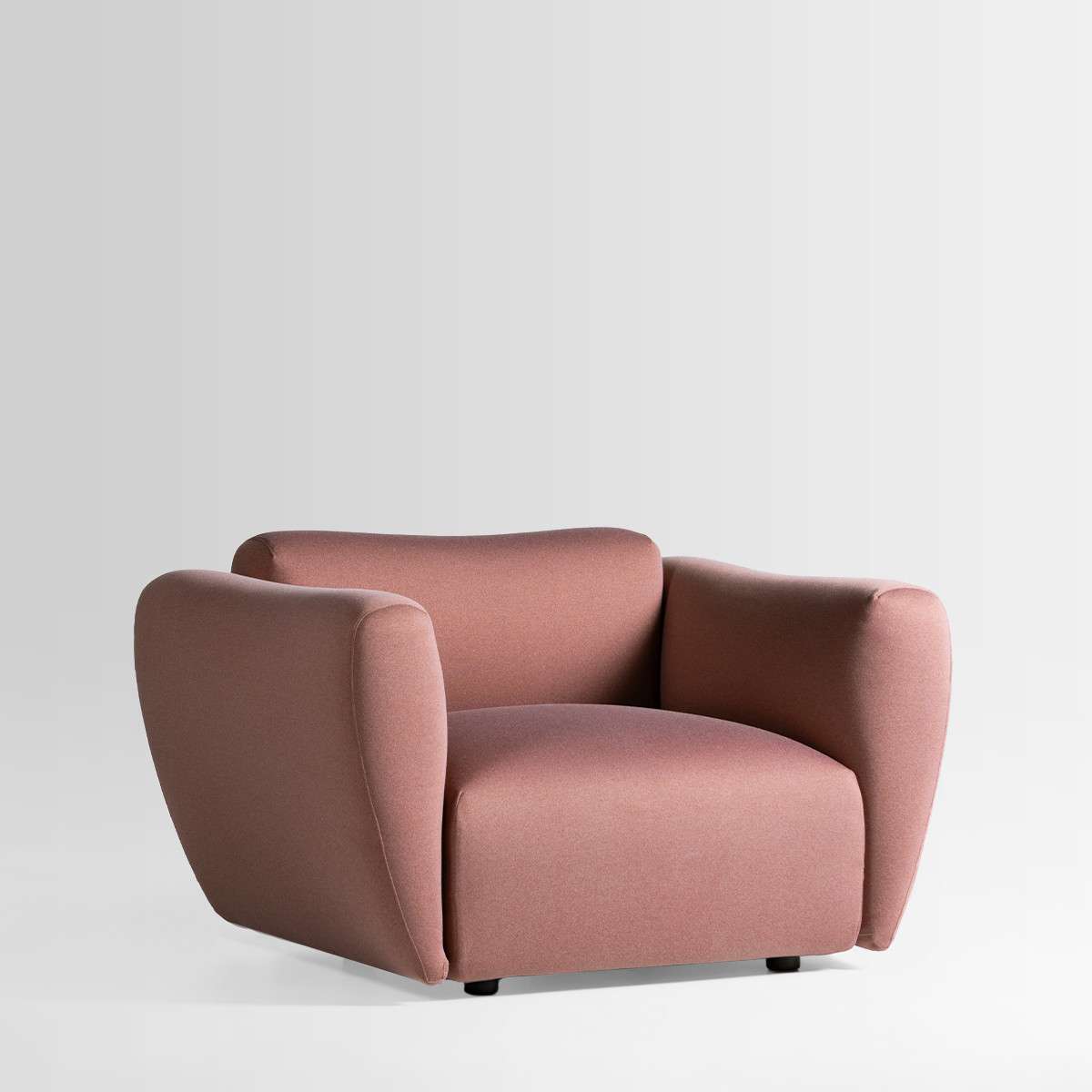 Rounded armchair in dusty pink fabric